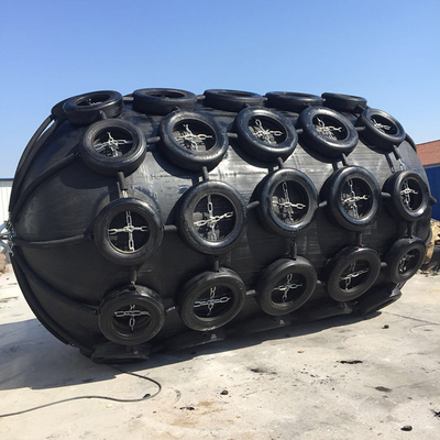 タイヤが付いている海洋の容器の船50kPaの空気のゴム製 フェンダーおよび鎖はドックの船を保護する