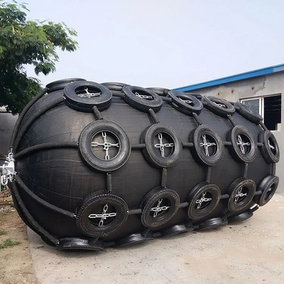 タイヤが付いている海洋の容器の船50kPaの空気のゴム製 フェンダーおよび鎖はドックの船を保護する